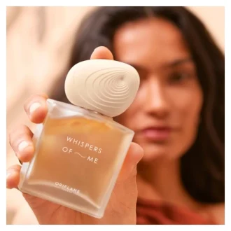  رایحه این عطر ترکیبی از نت‌های گلی و مشکی است که تعادلی جذاب بین لطافت و عمق ایجاد می‌کند. حضور رایحه گلی، حس زنانگی و ظرافت را تقویت می‌کند، در حالی که نت‌های مشکی و چوبی به آن گرما و گیرایی می‌بخشند.