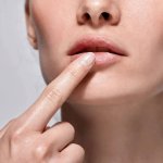 استفاده تندرکر روی لب برای درمان خشکی